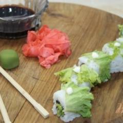 фото рецепта Ролл с мидиями и листом салата с морской капустой
