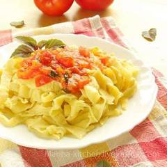 фото рецепта Домашняя паста с томатным соусом и базиликом
